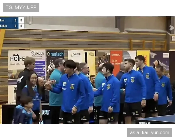 特写:暖心一幕,比赛因球迷突发疾病暂停,双方队医联手施救 特写:暖心一幕,比赛因球迷突发疾病暂停,双方队医联手施救