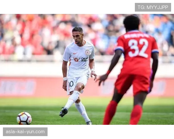 赛场温情一幕:竞争对手停车协助爆胎车手,共同完成最后赛段 赛场温情一幕:竞争对手停车协助爆胎车手,共同完成最后赛段